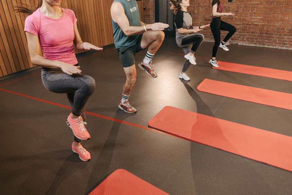 Grupa izvodi vježbu high knees u studiju